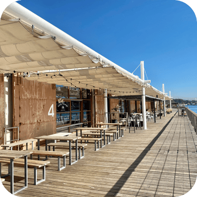 写真：海沿いのテラス