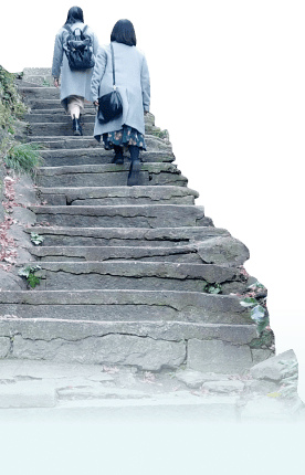 写真：階段に女性2人